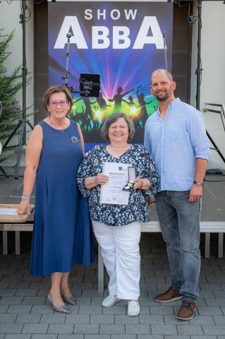 Vizebgm. Christine Wessely und Bürgermeister Thomas Speigner mit Erika Lehner