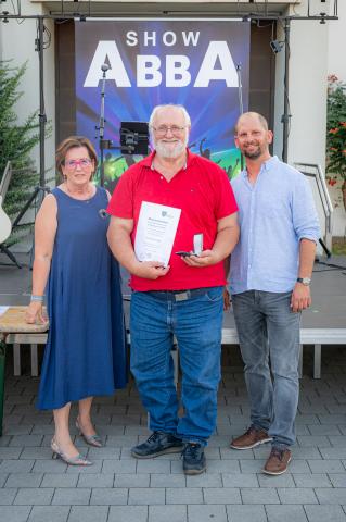 Vizebgm. Christine Wessely und Bürgermeister Thomas Speigner mit Erwin Litschauer