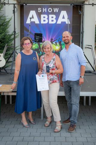 Vizebgm. Christine Wessely und Bürgermeister Thomas Speigner mit Johanna Jarmer